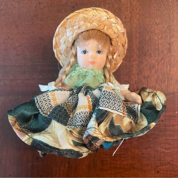 Vintage Doll Anne of Green Gables Figurine 2.5" tall - Picture 6 of 7